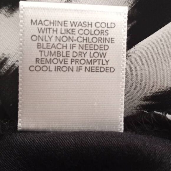 CHRISTOPHER & BANKS BLACK & WHITE CHEVERON PRINT CARDIGAN SZ.S EUC - Picture 6 of 6